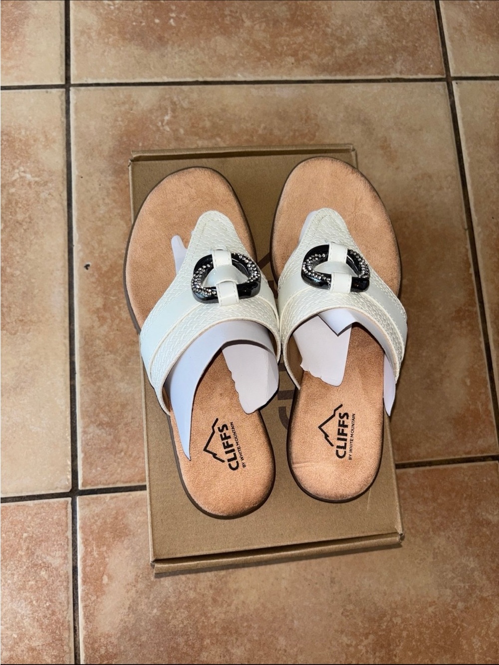 Macys White Leatherette Toe-Post Sandals with Decorative Ring Brand Cliff size 7 - Picture 2 of 13